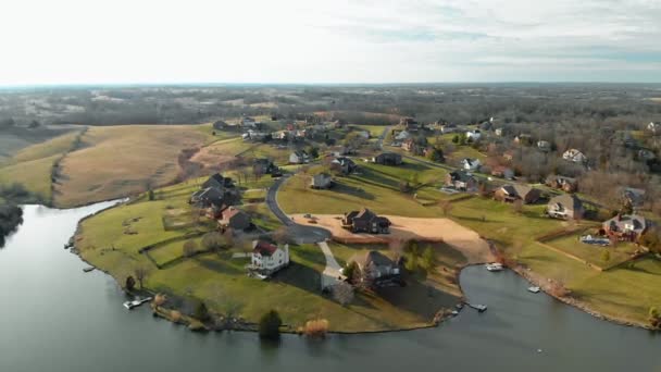 ケンタッキー州中部の湖による住宅細分化の空中映像 — ストック動画