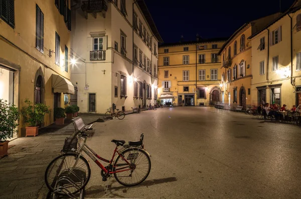 Lucca Talya Nın Tarihi Bölgesinde Gece Vakti Açık Bir Kafe — Stok fotoğraf