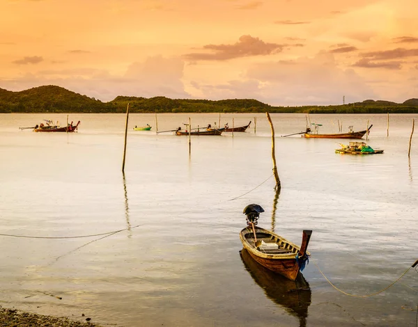 タイのアンダマン海の島 高八尾Yai島の漁村でタイの長い尾漁船 — ストック写真
