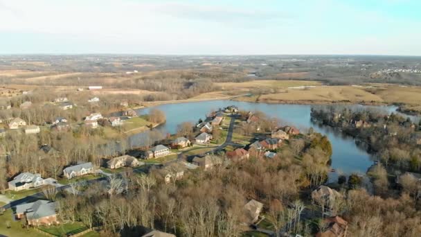 Riprese Aeree Della Suddivisione Residenziale Presso Lago Nel Kentucky Centrale — Video Stock