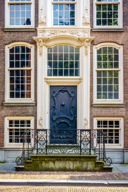 Hollanda, Dordrecht 'te bir tuğla evin tipik bir cephesi.