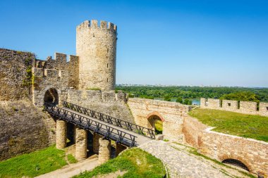 Sırbistan 'daki Belgrad Kalesi' nin Despot Kulesi ve kapısı