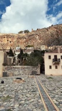 Yunanistan 'ın Monemvasia kentindeki tarihi Chryssafitissa meydanının panoramik görünümlü dikey video klibi