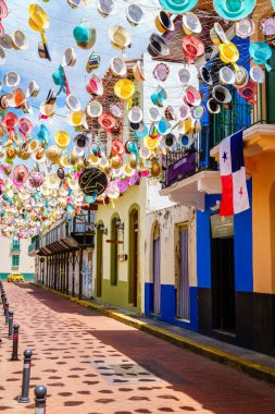 28 Şubat 2024, Panama City, Panama: Panama City 'nin tarihi bir bölgesi olan Casco Viejo' da bir sokak üzerinde bir açık şapka sergisi