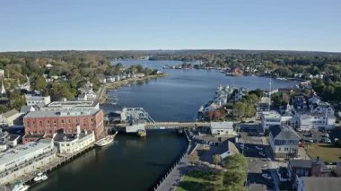 Connecticut, Mystic köyündeki Mystic Nehri 'nin üzerinde uçuyor.