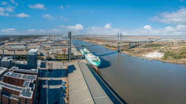 Talmadge Memorial Köprüsü 'nün ve Savannah, Georgia' daki Savannah Nehri 'nin hava panoramik manzarası.