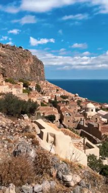 Yunanistan 'ın Monemvasia kentindeki bir patikadan Akdeniz manzarası