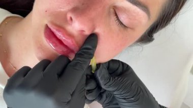 Yüz gerdirme PDO dikiş operasyonu. Yeni iplik kaldırmanın yenilikçi tekniği, kozmetolog kadın müşteriye prosedür uygulamaya hazırlanıyor, uygun iplik seçeneğini seçin. Yüksek kalite 4k görüntü