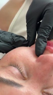 Yüz gerdirme PDO dikiş operasyonu. Yeni iplik kaldırmanın yenilikçi tekniği, kozmetolog kadın müşteriye prosedür uygulamaya hazırlanıyor, uygun iplik seçeneğini seçin. Yüksek kalite 4k görüntü