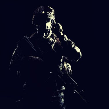 Gece askeri operasyon sırasında silahlı piyade