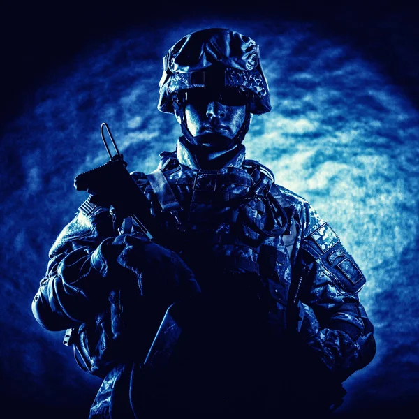 Specialstyrkor soldat med gevär — Stockfoto