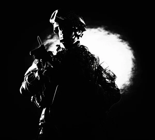 Soldado de forças especiais com rifle de assalto — Fotografia de Stock