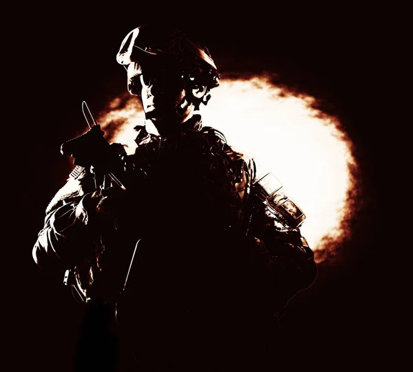 Fanteria dell'esercito colpito su sfondo nero con il fuoco — Foto Stock