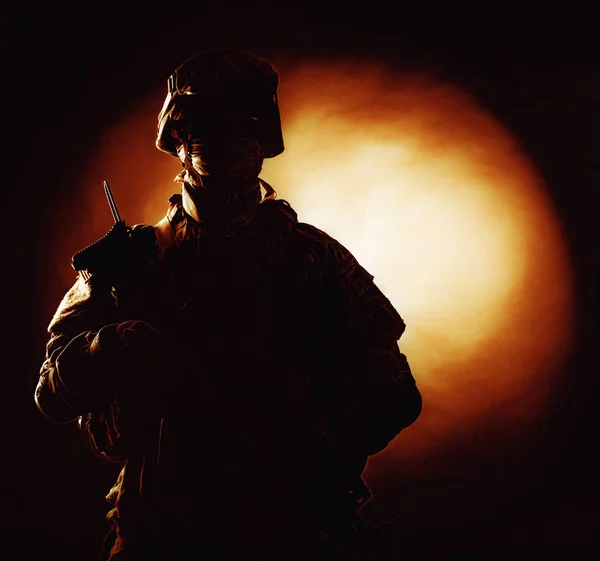 Silhouette marine américaine sur fond de feu — Photo