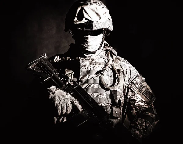 Ons marine infanterie met verborgen gezicht houden geweer — Stockfoto