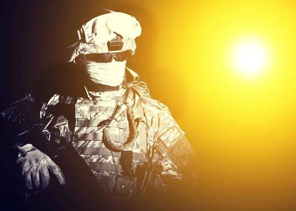 Special forces soldaat in projector verblindend licht — Stockfoto