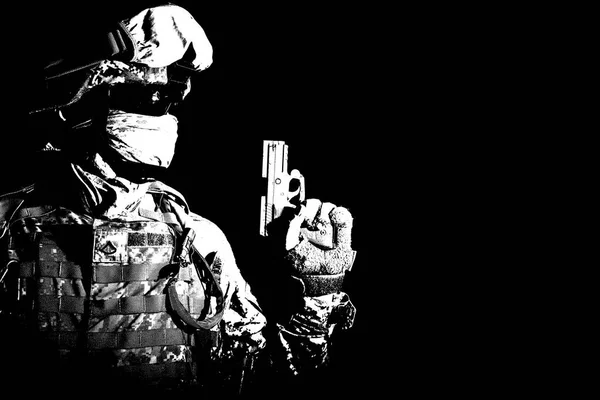 Soldado de las fuerzas especiales con pistola en la mano — Foto de Stock