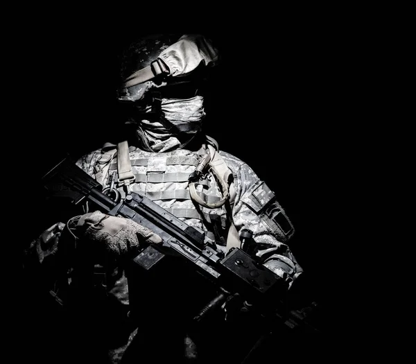 Infanteri med kulspruta står i mörker — Stockfoto