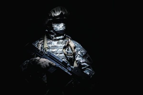 Πεζικού με πολυβόλο στέκεται στο σκοτάδι — Φωτογραφία Αρχείου