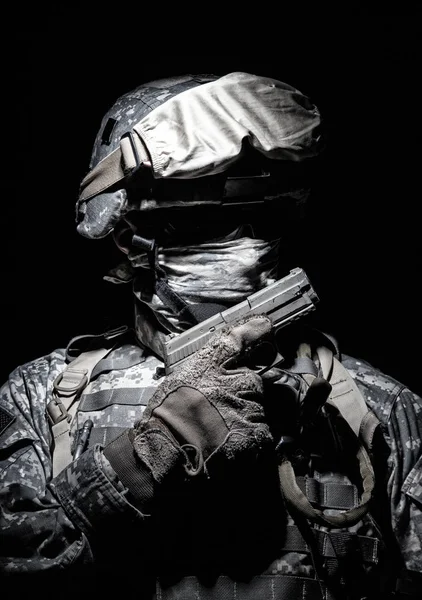 Retrato de comando com pistola de serviço na mão — Fotografia de Stock