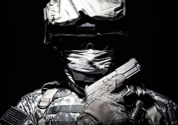 Retrato de comando com pistola de serviço na mão — Fotografia de Stock