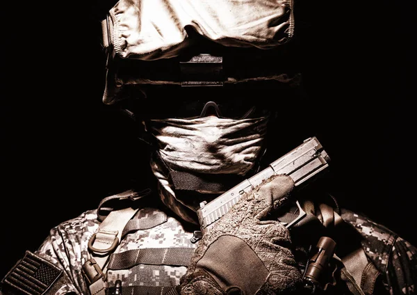 Potret komando dengan pistol layanan di tangan — Stok Foto