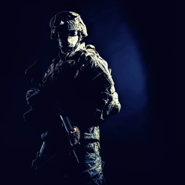 Infantry rifleman standing with weapon in darkness — Stock Photo, Image