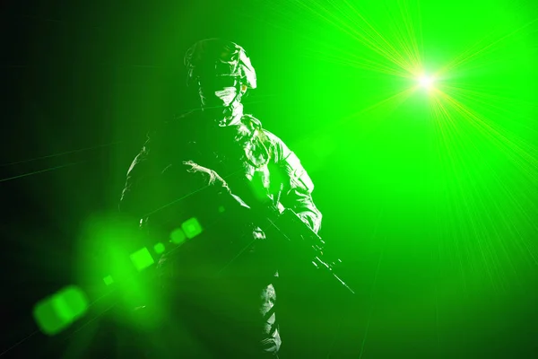 밤 군사 작전 중 무장된 보병 — 스톡 사진