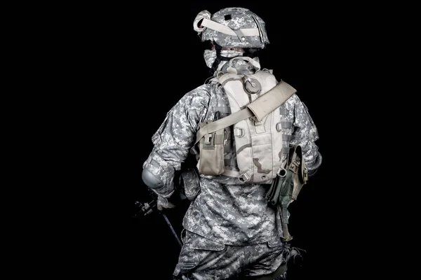 Soldado do exército equipado para missão na área do deserto — Fotografia de Stock
