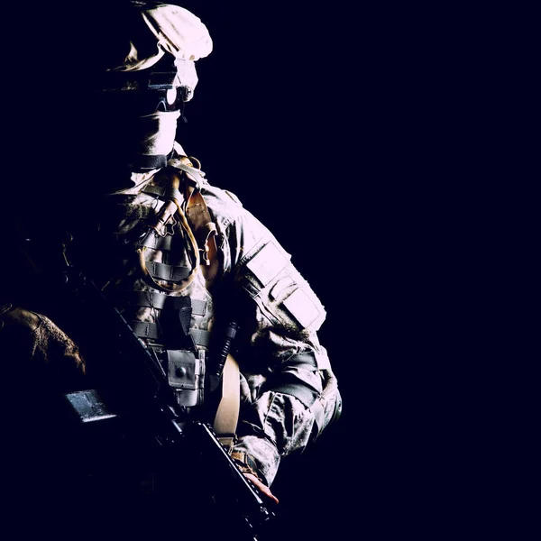 全副武装的军人穿着伪装制服 带着隐蔽的面孔 在黑暗中偷偷潜入战斗 反击恐怖袭击 秘密军事行动 隐蔽任务在黑暗掩护下 夜间巡逻 — 图库照片