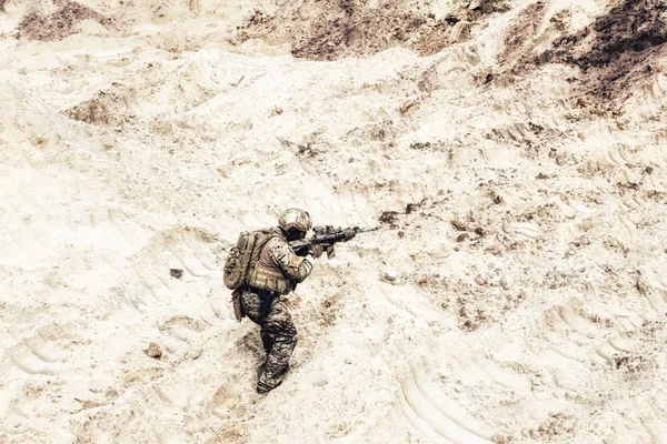 Comando armado de EE.UU. caminando en la zona desértica — Foto de Stock