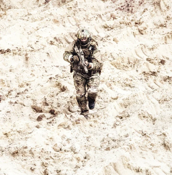 Армійський рейнджер біжить під час наступу в пустелі — стокове фото