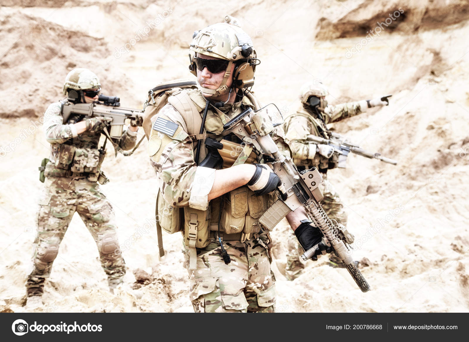 特种部队在沙漠突袭行动中的团队合作——图库图片© zabelin #200786668