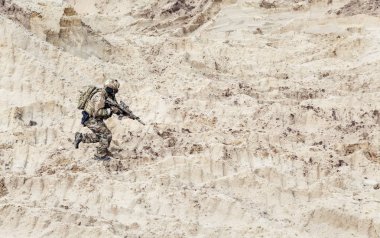 Asker çöl tek başına çalışan karabina