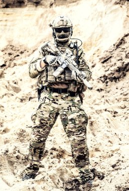 Özel kuvvetlerin savaşa hazır elit savaşçı