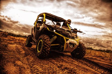 Mobil Piyade takım üzerinde askeri arabası gider