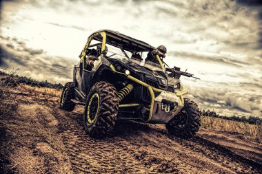 Ordu rangers, devlet sınır Mobil Grup gardiyan hizmet askerler, silahlı komandolar takım hareket ve kumlu toprakları üzerinde hızlı saldırı sandrail araç alacakaranlıkta devriye. Modern Piyade hafif taşıyıcı