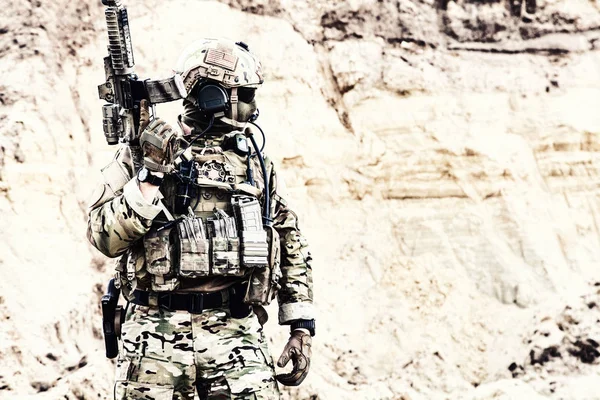 Özel kuvvetlerin savaşa hazır elit savaşçı — Stok fotoğraf