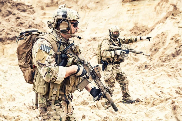 Special operations forces team raiding in desert — Stock Photo, Image