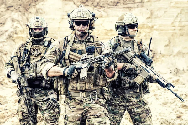 Uitgeruste elite troepen soldaten in bestrijding bereidheid — Stockfoto