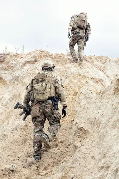 Στρατιωτική προσκόπους περπατώντας μέσα από την άμμο στην έρημο — Φωτογραφία Αρχείου
