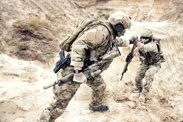 Comando americano ajudando amigo a subir na duna — Fotografia de Stock