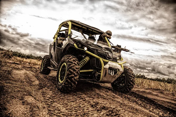 Equipe de infantaria móvel vai em buggy militar — Fotografia de Stock