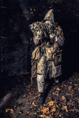 Gaz maskeli silahlı silah sonrası kıyamet yaratık