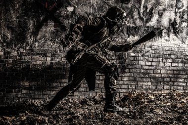 Kıyamet yaratığı karanlık tünellerde gizlice sonrası
