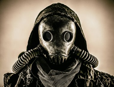 Gaz maskeli kıyamet sonrası hayatta kalanın portresi.