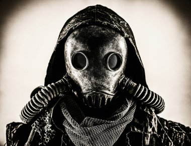 Gaz maskeli kıyamet sonrası hayatta kalanın portresi.