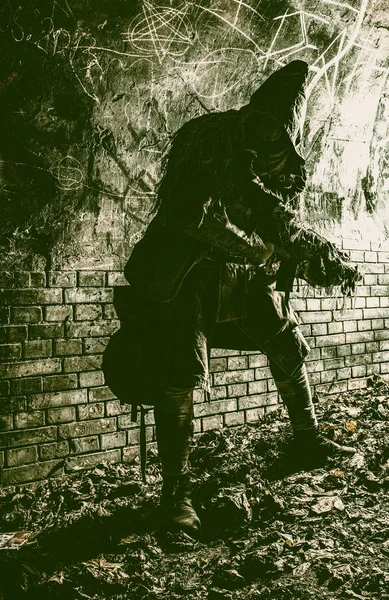 Сталкер в газовій масці, озброєний зброєю в підземеллі — стокове фото