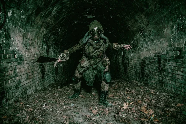 Post-apokalyptiska underjordisk varelse i gasmask — Stockfoto