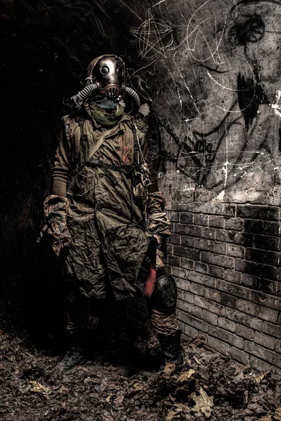Vivir bajo tierra post apocalíptica criatura aterradora — Foto de Stock